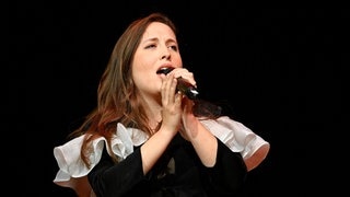 Alice Merton singt bei einer Pressekonferenz zum Stück "die Hunnenkönigin" der Nibelungen-Festspiele Worms. 