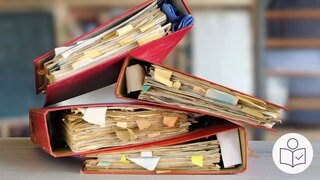 Die Bundes·regierung will weniger Bürokratie in Deutschland. Das soll Firmen und Behörden ent·lasten. Auf dem Bild sieht man Akten·ordner. Rechts unten das SWR Logo für Leichte Sprache.  
