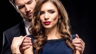 Ein Mann im Sakko umfasst von hinten die Schultern einer Frau im ärmellosen Oberteil, sie greift nach seinen Händen: Heute ist ihre Art, Frauen zu umgarnen und zu sexuellen Handlungen zu bringen, in Verruf geraten. Die MeToo-Bewegung hat für Grenzverletzungen und Machtmissbrauch sensibilisiert. Andererseits scheint damit auch das Spielerische im Umgang der Geschlechter verlorenzugehen. Können wir nicht mehr unterscheiden zwischen willkommenem Flirt und sexistischer Anmache? So manche wünschen sich, verführt zu werden.