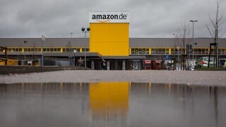 Der Schriftzug des Online-Versandhändlers Amazon ist vor dem Logistikzentrum in Pforzheim zu sehen.