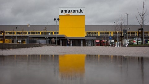 Der Schriftzug des Online-Versandhändlers Amazon ist vor dem Logistikzentrum in Pforzheim zu sehen.