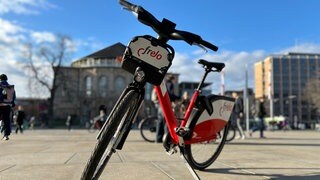 Ein rotes Fahrrad.