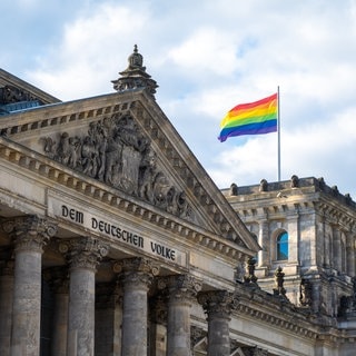 Eine Regenbogenflagge weht auf dem Reichstagsgebäude. Bundestagspräsidentin Julia Klöckner (CDU) entschied, dass die Bundestagsverwaltung diesmal nicht am CSD teilnimmt. 