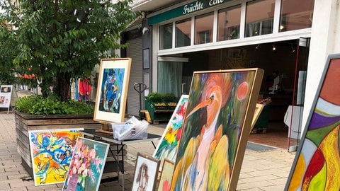 Gemälde stehen in der Innenstadt von Zweibrücken bei "Zweibrücken" kunstvoll