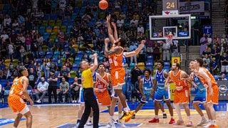 Sprungball in Frankfurt: Im letzten Hauptrundenspiel der Basketball-Bundesliga schlägt ratiopharm Ulm die Frankfurt Skyliners am Ende deutlich.