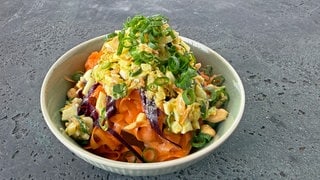 Karottenspaghetti-Salat mit Lauchzwiebeln und Erdnüssen