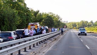 Nach einer Schlägerei hat die Polizei die mutmaßlichen Täter auf der B9 gestoppt und die Bundessstraße während der Kontrolle komplett gesperrt. 