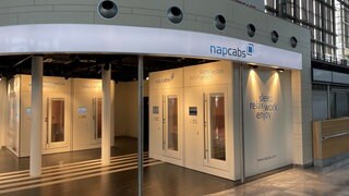 Vier neue Schlafkabinen stehen für Reisende direkt im Terminal am Stuttgarter Flughafen. 