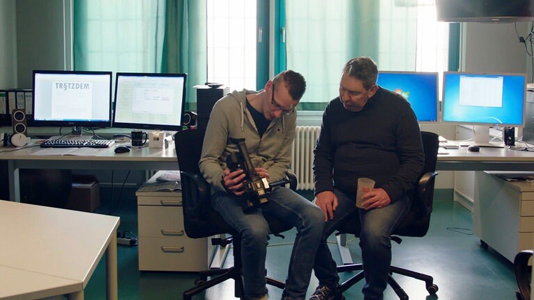 In der TV-Redaktion der JVA überprüfen zwei Männer das Filmmaterial 