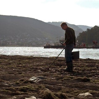 Sondengänger Christian Ganser bei Niedrigwasser am Rhein