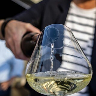 Wein enthält oft größere Mengen der Ewigkeitschemikalie TFA, so eine neue Untersuchung.