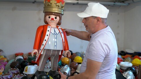 Auch die Kellerräume sind voller übergroßer Playmobil-Figuren. "Diese hier stand bei Zirkus Roncalli", erklärt Sammler Achim Wille.