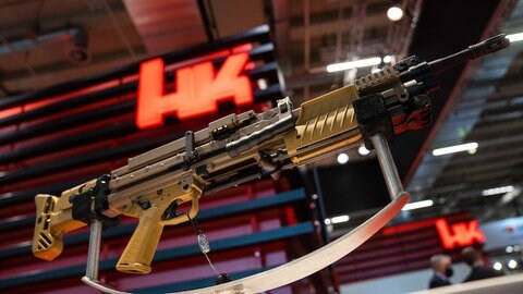 Ein Maschinengewehr MG4 aus dem Hause Heckler & Koch, ausgestellt auf einer Fachmesse