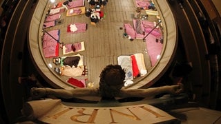 Symbolbild Kirchenasyl | Afrikanische Flüchtlinge haben am 2013 in der St. Pauli Kirche in Hamburg ihre Schlafplätze auf dem Kirchenboden vorbereitet.