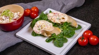 Pfannkuchen gefüllt mit Frischkäse und Lachs, serviert mit Basilikum