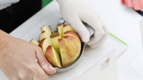 Apfel aufschneiden