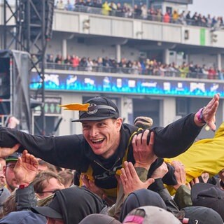 Ein Rock am Ring-Besucher beim Crowdsurfen während eines Konzerts.