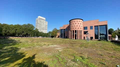 Das Pfalztheater in Kaiserslautern und Blick auf das Kaiserslautrerer Rathaus