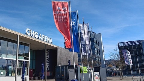 Außenbereich der CHG Arena mit dem Haupteingang: Im Bereich der Parkplätze neben der Eissporthalle könnte das neue VIP-Gebäude entstehen - ein Weg zum Auftieg in die Erste Deutsche Eishockeyliga.