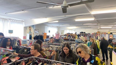 Der Ruhango-Markt Landau. Viel los im vereinsbetriebenen Second-Hand-Kaufhaus.