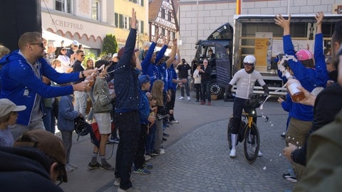 Geschafft - Weltrekord geknackt! Nach sieben Tagen im Sattel ist Extremradsportler Daniel Steinhauser in Bad Waldsee ins Ziel gekommen und wird von Fans und Helferteam gefeiert. 