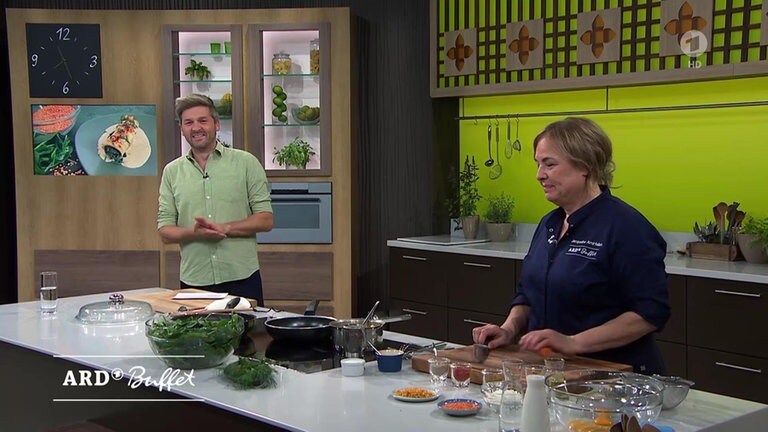 Moderator Johannes Zenglein und Köchin Jacqueline Amirfallah im ARD Buffet