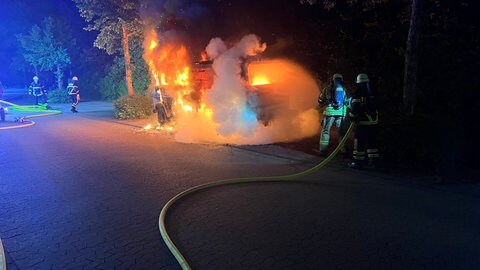 Die Feuerwehr Bad Kreuznach löscht ein brennendes Wohnmobil.