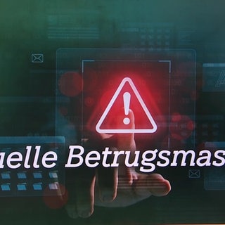 Warnschild mit der Unterschrift "Aktuelle Betrugsmaschen"