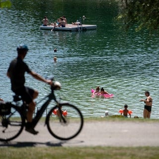 Besucher baden am Breitenauer See im Kreis Heilbronn (Archivbild)