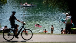 Besucher baden am Breitenauer See im Kreis Heilbronn (Archivbild)