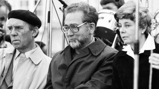 Mehr als 300.000 Menschen zählte die bis dahin größte Friedensdemonstration in Deutschland im Bonner Hofgarten im Oktober 1981. Von rechts nach links: Heinrich Böll, Erhard Eppler,  Uta Ranke-Heinemann