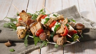 Brot-Spieße mit Bratwurst und Käse. Ein SWR1 Pfännle-Rezept zum Motto "Bock auf Brot".