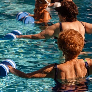 Aquafitness: Frauen mit Wasserhanteln 