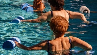 Aquafitness: Frauen mit Wasserhanteln 