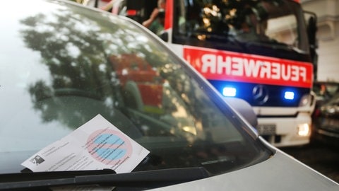 Ein Feuerwehrauto kommt nicht zum Einsatzort. In Heilbronn gibt es immer mehr Falschparker - Rettungswege sind oft versperrt.