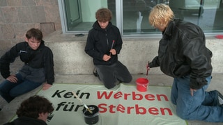 "Kein Werben für Sterben." Eine Gruppe Freiburger Schüler protestiert gegen die potenzielle Einführung der Wehrpflicht.