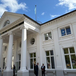 Außenansicht des historischen Thermal-Badehauses 