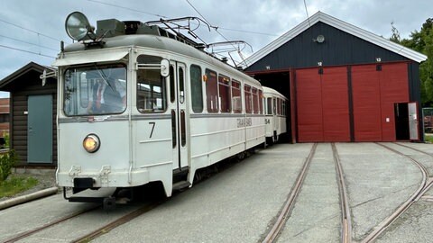 Bereit für eine Ausfahrt: ein frisch sanierter Beiwagen wird aus dem Schuppen geholt. 