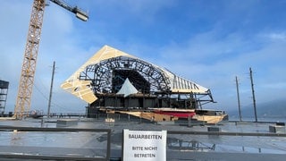 Bei den Bregenzer Festspielen laufen die Arbeiten: Am Bodensee entsteht das Bühnenbild für die Oper "La traviata".