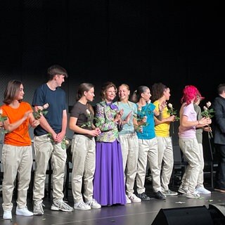 Königin Silvia feiert die Premiere des Theaterprojekt der Mentor Stiftung in Konstanz.