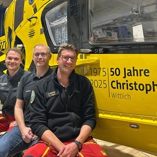 50 Jahre Christoph 10 - Crew vorm Rettungshubschrauber
