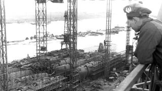Ein schottischer Soldat blickt am 28. April 1945 in Bremen auf eine Werft für U-Boote. Am 28. April 1945 eroberte die 2. britische Armee die norddeutsche Hansestadt.