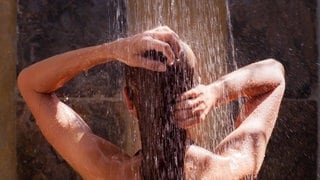Frau unter der Dusche
