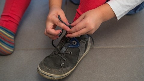 Lehrkräfte klagen, dass Kinder zu wenig können, wenn sie in die Schule kommen, z.B. Schuhe binden.