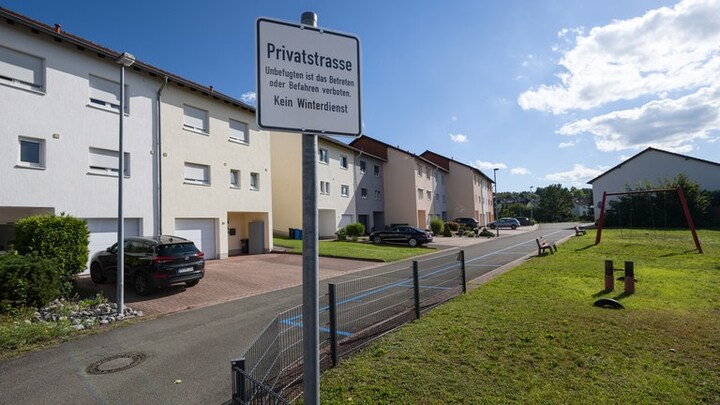 Die vermieteten Parkbuchten in einer Privatstraße in Zweibrücken sind nicht rechtens. (Foto: picture alliancedpa | Oliver Dietze)