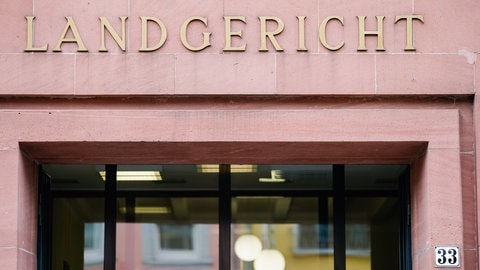 Am Landgericht Frankenthal muss sich ein 48-Jähriger für Brandstiftung verantworten. Im Juni 2025 hatte er in einer Betreutes-Wohnen-Einrichtung Feuer gelegt.