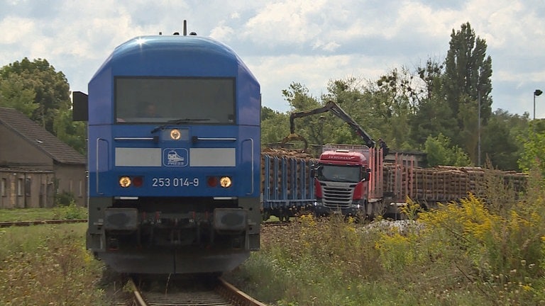 Der Güterverkehr ist das Hauptgeschäft der PRESS. In Niedersachswerfen, einem kleinen Ort im Harzer Vorland, warten Lok und Lokführer, dass der letzte Waggon mit Holz beladen ist.