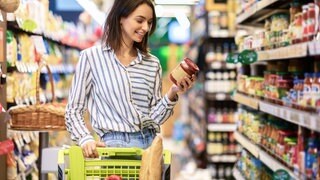 Frau geht im Supermaarkt einkaufen