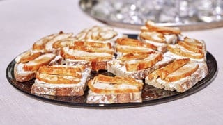 Hähnchenbrustscheiben auf Brot