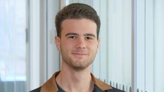 Enrico Ferrari ist Reporter für Hörfunk, Fernsehen und Online beim SWR im Studio Tübingen.